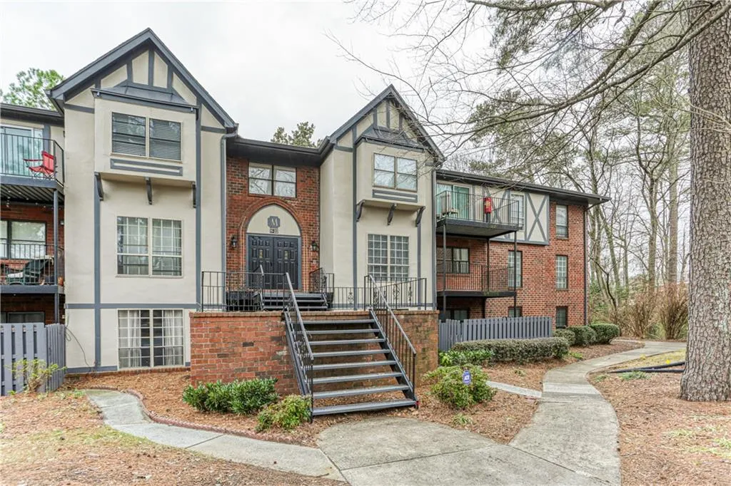6851 Roswell Road Unit M18, Sandy Springs, Georgia 30328, 3 Bedrooms Bedrooms, ,2 BathroomsBathrooms,Residential,Sold,6851 Roswell Road Unit M18,6669988
