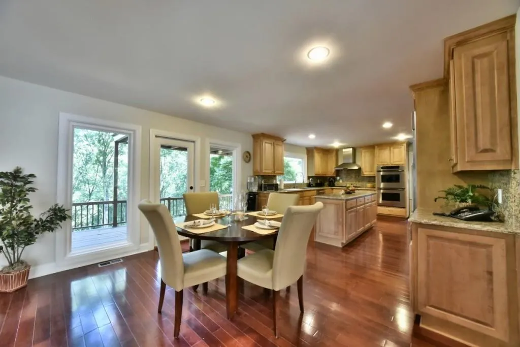 9205 Huntcliff Trace, Sandy Springs, Georgia 30350, 7 Bedrooms Bedrooms, ,5 BathroomsBathrooms,Residential,Sold,9205 Huntcliff Trace,5633543