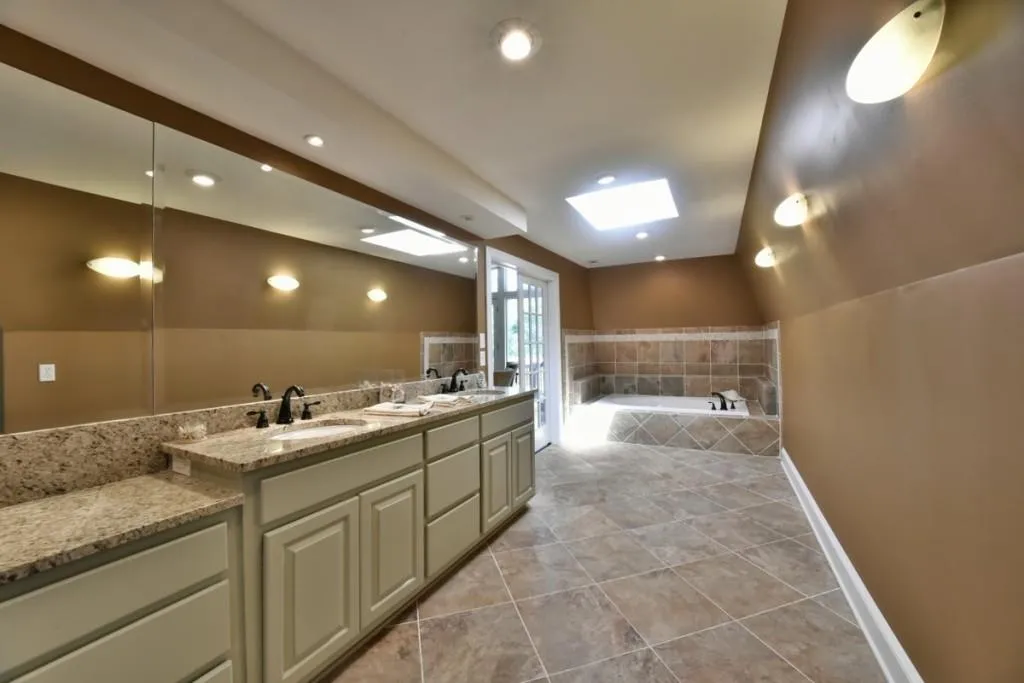 9205 Huntcliff Trace, Sandy Springs, Georgia 30350, 7 Bedrooms Bedrooms, ,5 BathroomsBathrooms,Residential,Sold,9205 Huntcliff Trace,5633543