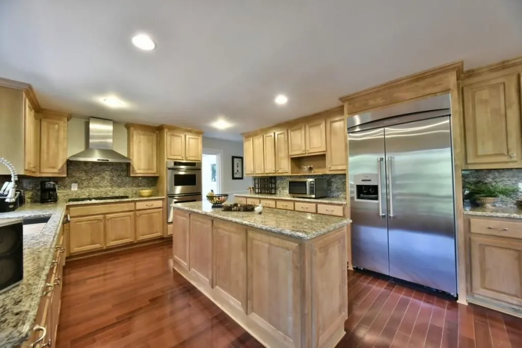 9205 Huntcliff Trace, Sandy Springs, Georgia 30350, 7 Bedrooms Bedrooms, ,5 BathroomsBathrooms,Residential,Sold,9205 Huntcliff Trace,5633543
