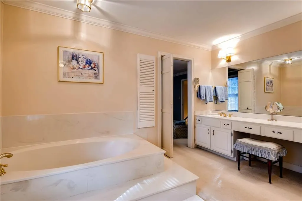 7155 Roswell Road Unit 2, Sandy Springs, Georgia 30328, 3 Bedrooms Bedrooms, ,3 BathroomsBathrooms,Residential,Sold,7155 Roswell Road Unit 2,5797900