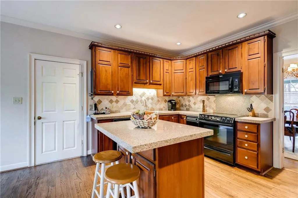 7155 Roswell Road Unit 2, Sandy Springs, Georgia 30328, 3 Bedrooms Bedrooms, ,3 BathroomsBathrooms,Residential,Sold,7155 Roswell Road Unit 2,5797900