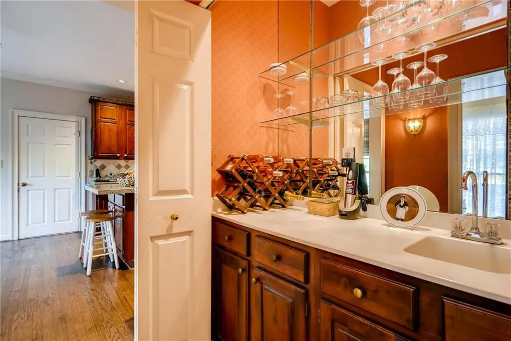 7155 Roswell Road Unit 2, Sandy Springs, Georgia 30328, 3 Bedrooms Bedrooms, ,3 BathroomsBathrooms,Residential,Sold,7155 Roswell Road Unit 2,5797900