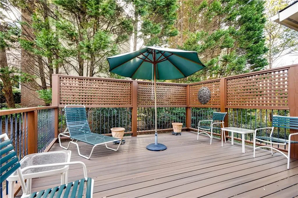 7155 Roswell Road Unit 2, Sandy Springs, Georgia 30328, 3 Bedrooms Bedrooms, ,3 BathroomsBathrooms,Residential,Sold,7155 Roswell Road Unit 2,5797900