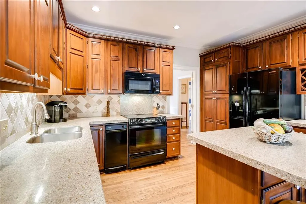 7155 Roswell Road Unit 2, Sandy Springs, Georgia 30328, 3 Bedrooms Bedrooms, ,3 BathroomsBathrooms,Residential,Sold,7155 Roswell Road Unit 2,5797900