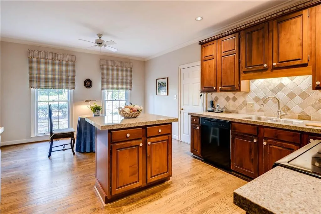 7155 Roswell Road Unit 2, Sandy Springs, Georgia 30328, 3 Bedrooms Bedrooms, ,3 BathroomsBathrooms,Residential,Sold,7155 Roswell Road Unit 2,5797900