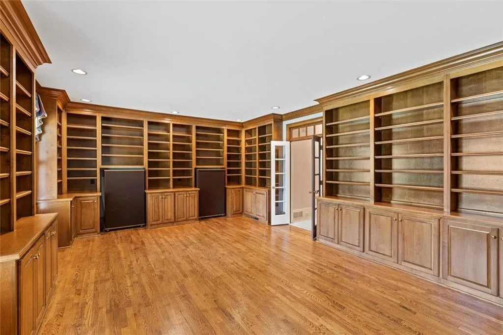 555 Old Cobblestone Drive, Sandy Springs, Georgia 30350, 5 Bedrooms Bedrooms, ,3 BathroomsBathrooms,Residential,Sold,555 Old Cobblestone Drive,7224994