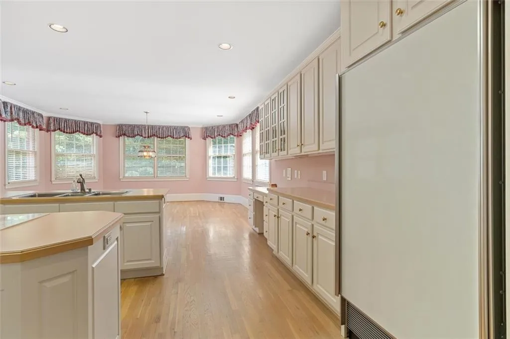 555 Old Cobblestone Drive, Sandy Springs, Georgia 30350, 5 Bedrooms Bedrooms, ,3 BathroomsBathrooms,Residential,Sold,555 Old Cobblestone Drive,7224994