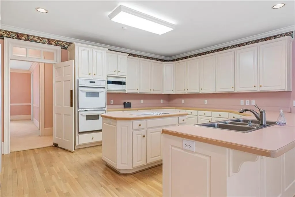 555 Old Cobblestone Drive, Sandy Springs, Georgia 30350, 5 Bedrooms Bedrooms, ,3 BathroomsBathrooms,Residential,Sold,555 Old Cobblestone Drive,7224994