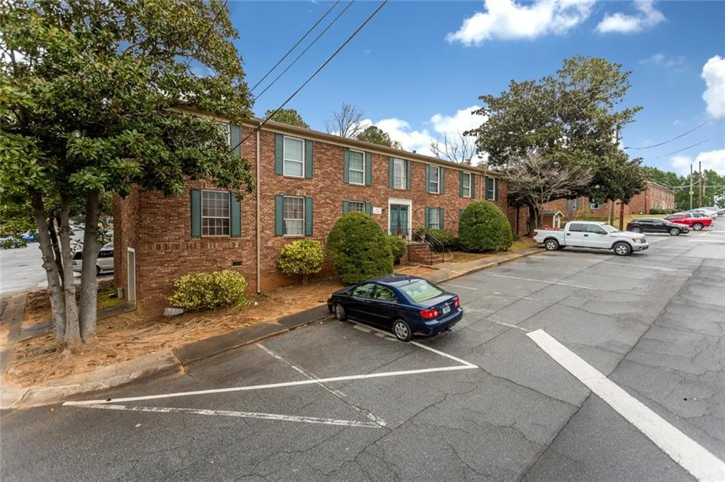 5595 Kingsport Drive Unit 17, Atlanta, Georgia 30342, 3 Bedrooms Bedrooms, ,2 BathroomsBathrooms,Residential,Sold,5595 Kingsport Drive Unit 17,6815974