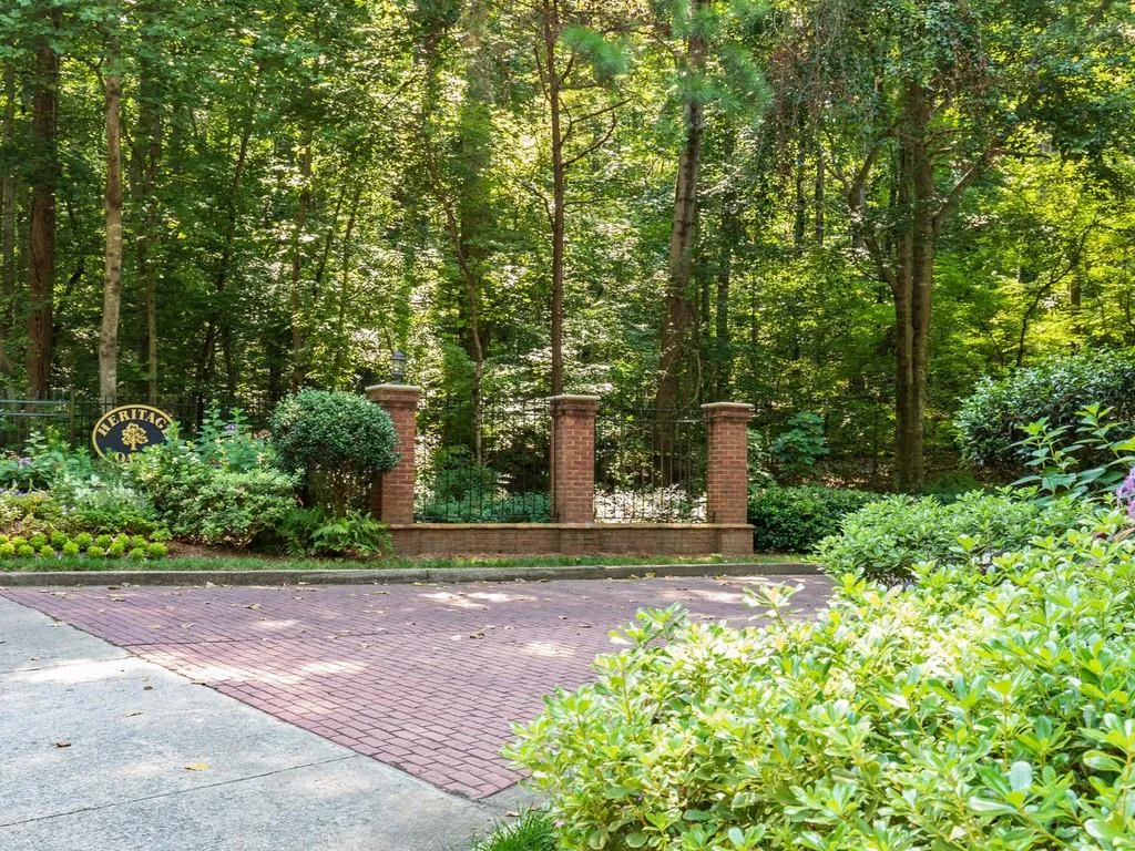 804 Camden Court, Sandy Springs, Georgia 30327, 2 Bedrooms Bedrooms, ,2 BathroomsBathrooms,Residential,Sold,804 Camden Court,6603416