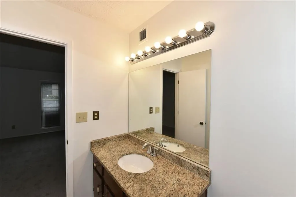 1102 Woodcliff Drive Unit 1102, Atlanta, Georgia 30350, 2 Bedrooms Bedrooms, ,2 BathroomsBathrooms,Residential,Sold,1102 Woodcliff Drive Unit 1102,6114157