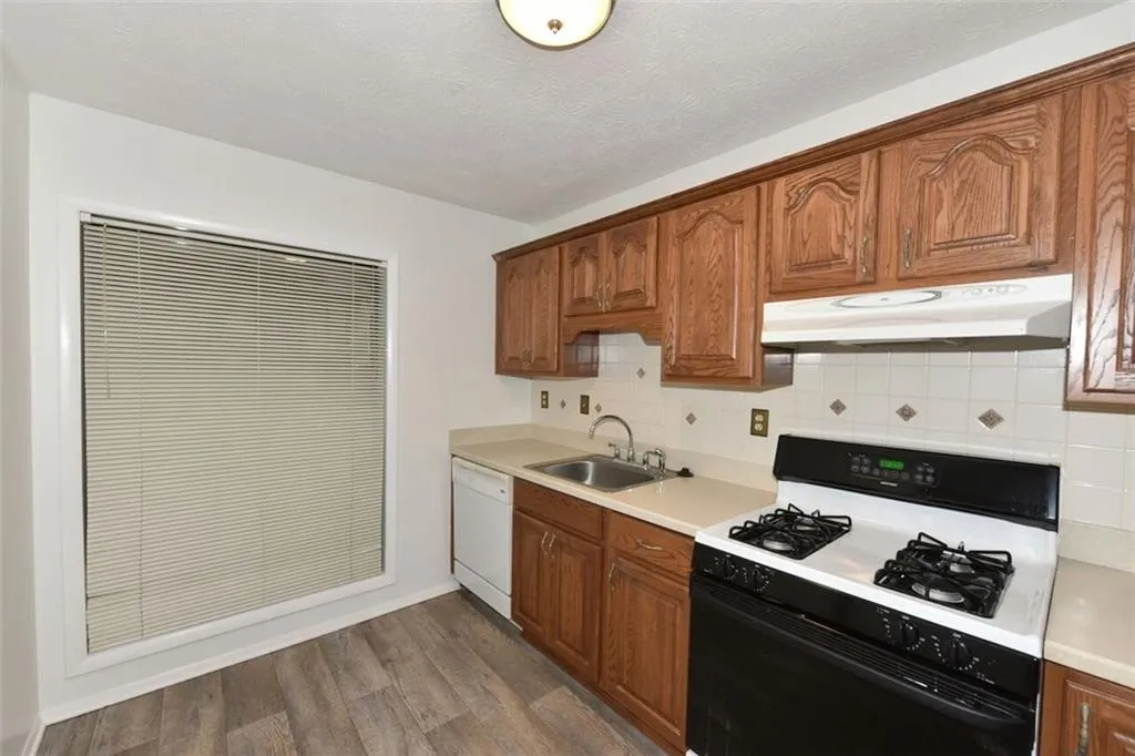 1102 Woodcliff Drive Unit 1102, Atlanta, Georgia 30350, 2 Bedrooms Bedrooms, ,2 BathroomsBathrooms,Residential,Sold,1102 Woodcliff Drive Unit 1102,6114157