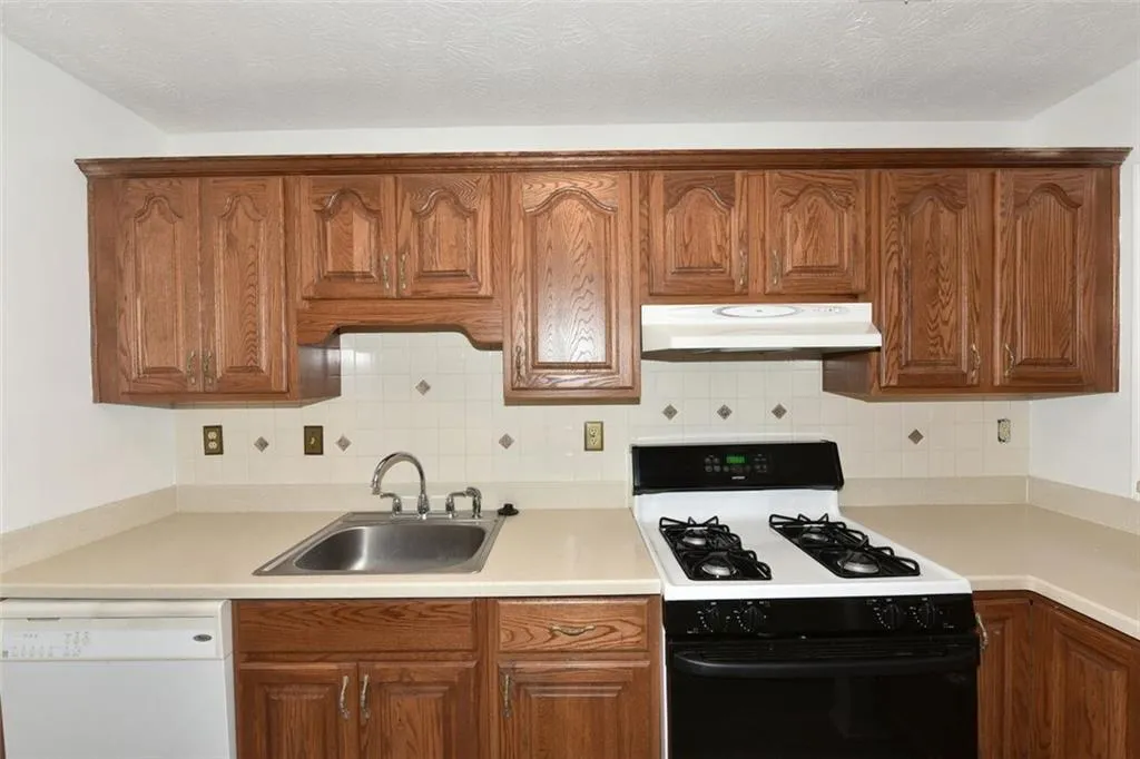 1102 Woodcliff Drive Unit 1102, Atlanta, Georgia 30350, 2 Bedrooms Bedrooms, ,2 BathroomsBathrooms,Residential,Sold,1102 Woodcliff Drive Unit 1102,6114157