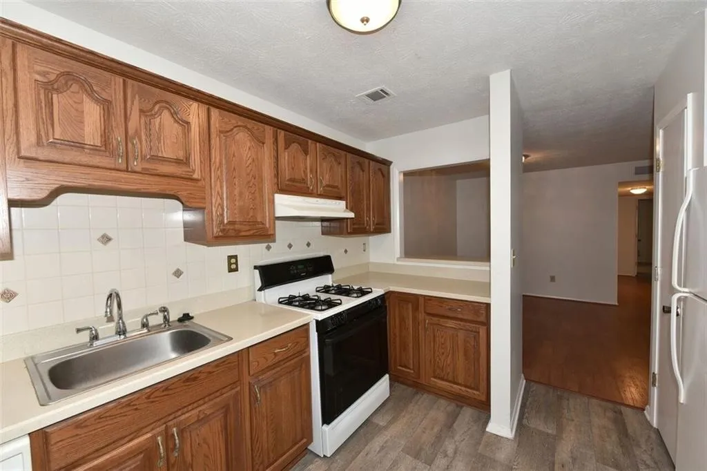 1102 Woodcliff Drive Unit 1102, Atlanta, Georgia 30350, 2 Bedrooms Bedrooms, ,2 BathroomsBathrooms,Residential,Sold,1102 Woodcliff Drive Unit 1102,6114157