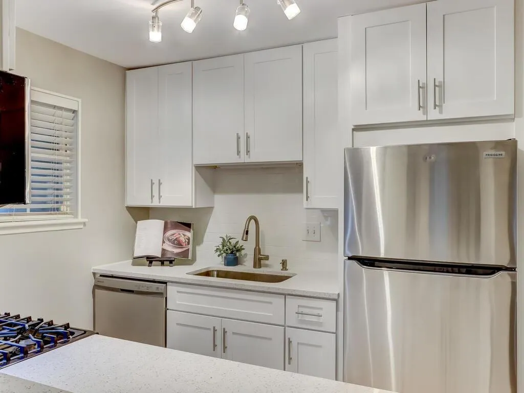 6804 Glenridge Drive Unit J, Sandy Springs, Georgia 30328, 2 Bedrooms Bedrooms, ,2 BathroomsBathrooms,Residential,Sold,6804 Glenridge Drive Unit J,7132129