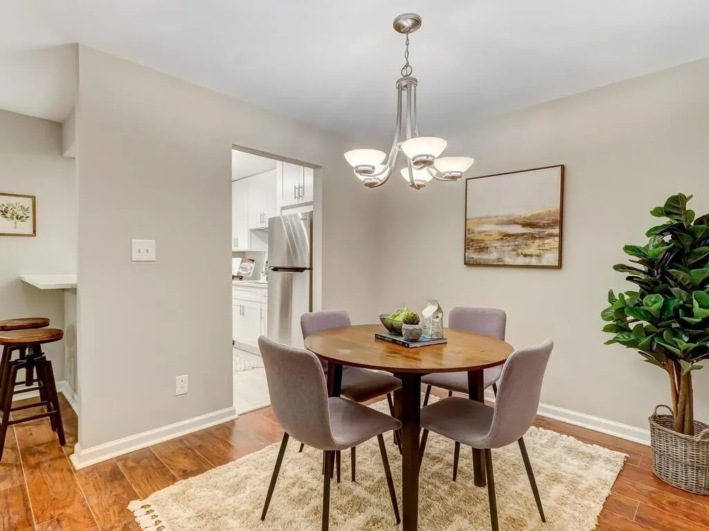 6804 Glenridge Drive Unit J, Sandy Springs, Georgia 30328, 2 Bedrooms Bedrooms, ,2 BathroomsBathrooms,Residential,Sold,6804 Glenridge Drive Unit J,7132129