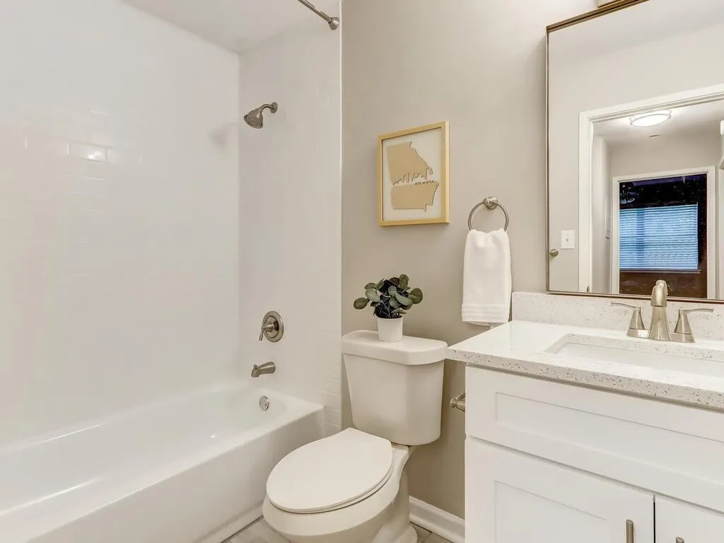 6804 Glenridge Drive Unit J, Sandy Springs, Georgia 30328, 2 Bedrooms Bedrooms, ,2 BathroomsBathrooms,Residential,Sold,6804 Glenridge Drive Unit J,7132129