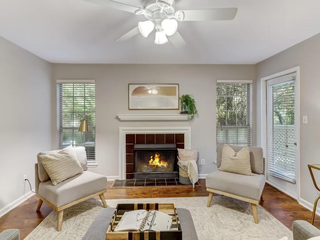 6804 Glenridge Drive Unit J, Sandy Springs, Georgia 30328, 2 Bedrooms Bedrooms, ,2 BathroomsBathrooms,Residential,Sold,6804 Glenridge Drive Unit J,7132129