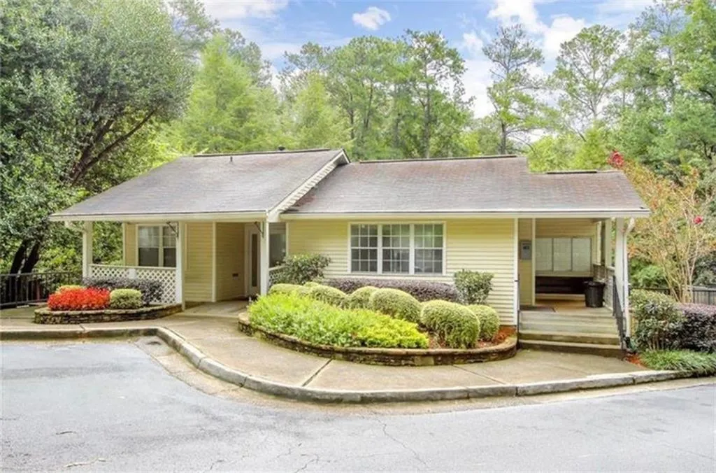 6804 Glenridge Drive Unit J, Sandy Springs, Georgia 30328, 2 Bedrooms Bedrooms, ,2 BathroomsBathrooms,Residential,Sold,6804 Glenridge Drive Unit J,7132129