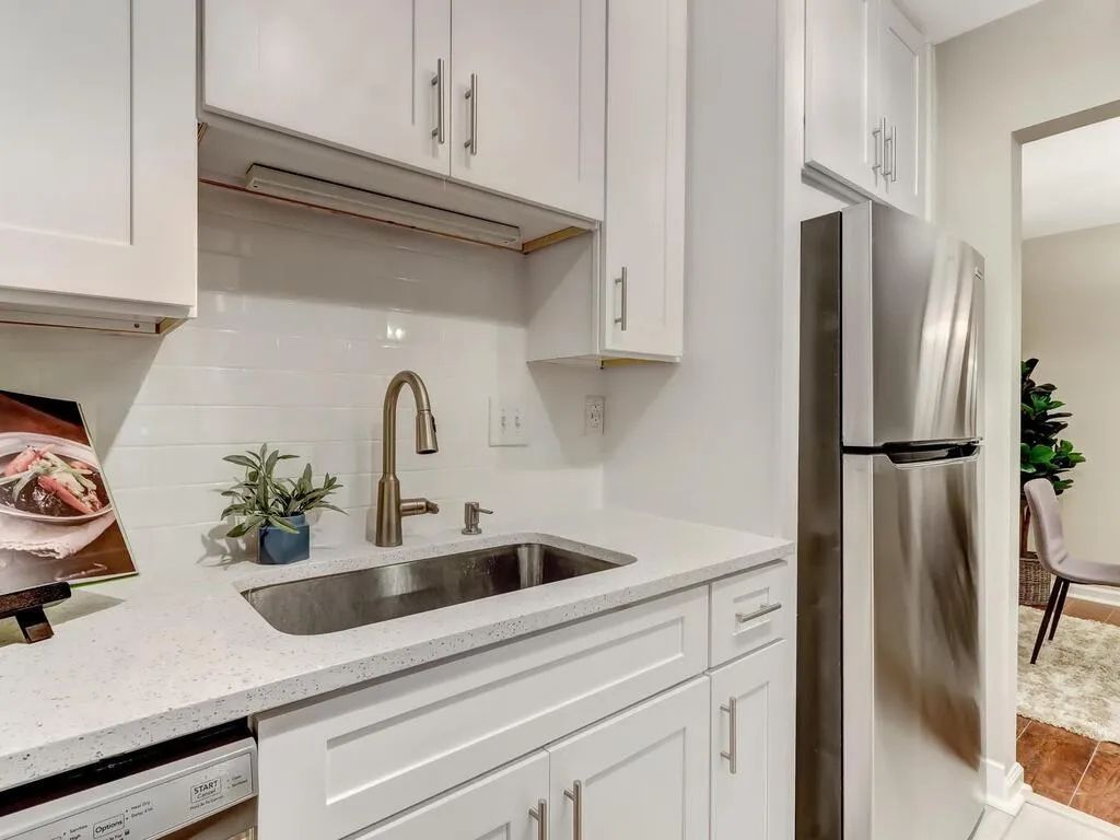 6804 Glenridge Drive Unit J, Sandy Springs, Georgia 30328, 2 Bedrooms Bedrooms, ,2 BathroomsBathrooms,Residential,Sold,6804 Glenridge Drive Unit J,7132129