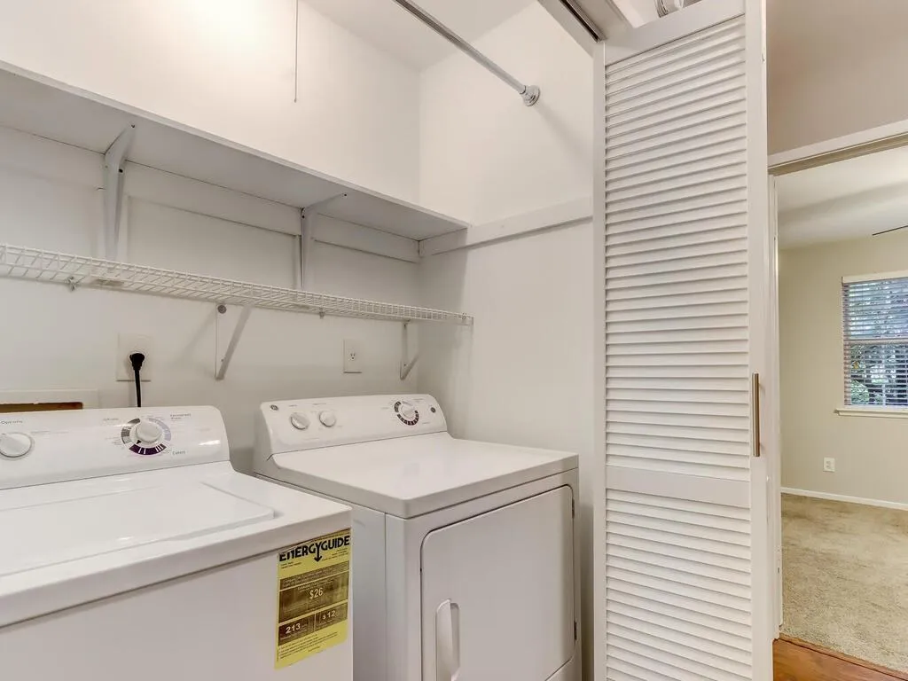 6804 Glenridge Drive Unit J, Sandy Springs, Georgia 30328, 2 Bedrooms Bedrooms, ,2 BathroomsBathrooms,Residential,Sold,6804 Glenridge Drive Unit J,7132129