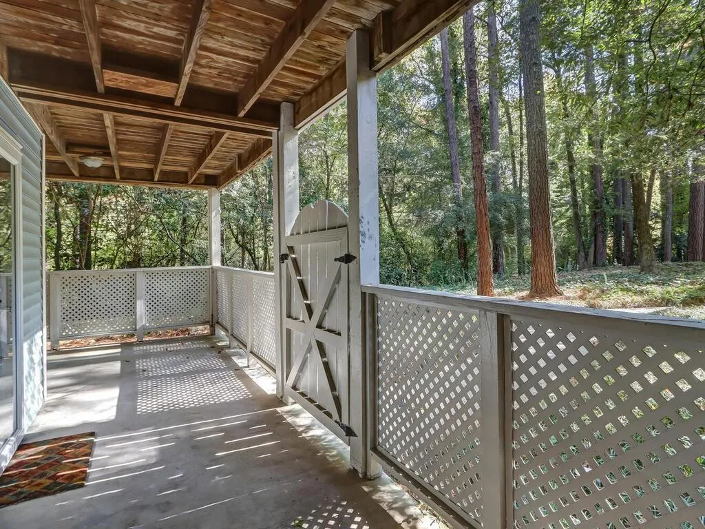 6804 Glenridge Drive Unit J, Sandy Springs, Georgia 30328, 2 Bedrooms Bedrooms, ,2 BathroomsBathrooms,Residential,Sold,6804 Glenridge Drive Unit J,7132129