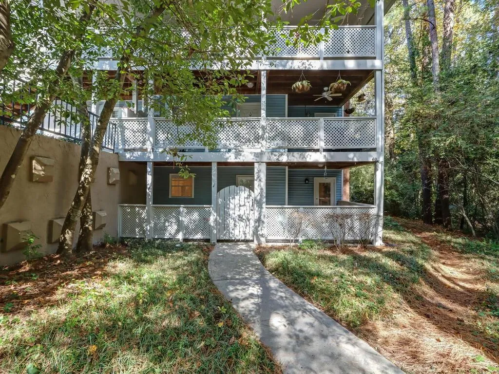 6804 Glenridge Drive Unit J, Sandy Springs, Georgia 30328, 2 Bedrooms Bedrooms, ,2 BathroomsBathrooms,Residential,Sold,6804 Glenridge Drive Unit J,7132129