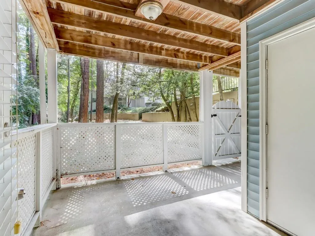 6804 Glenridge Drive Unit J, Sandy Springs, Georgia 30328, 2 Bedrooms Bedrooms, ,2 BathroomsBathrooms,Residential,Sold,6804 Glenridge Drive Unit J,7132129