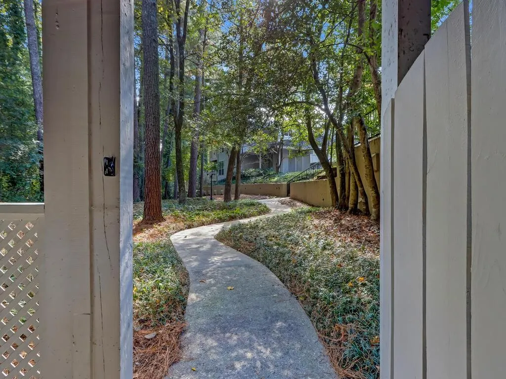 6804 Glenridge Drive Unit J, Sandy Springs, Georgia 30328, 2 Bedrooms Bedrooms, ,2 BathroomsBathrooms,Residential,Sold,6804 Glenridge Drive Unit J,7132129