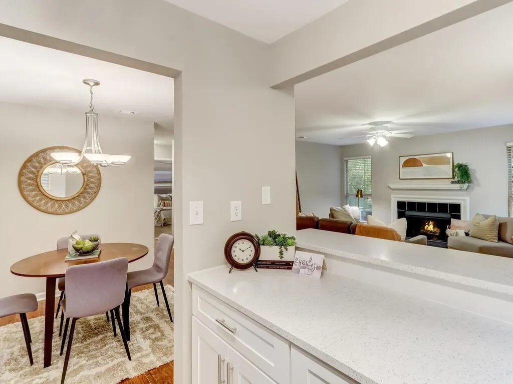 6804 Glenridge Drive Unit J, Sandy Springs, Georgia 30328, 2 Bedrooms Bedrooms, ,2 BathroomsBathrooms,Residential,Sold,6804 Glenridge Drive Unit J,7132129