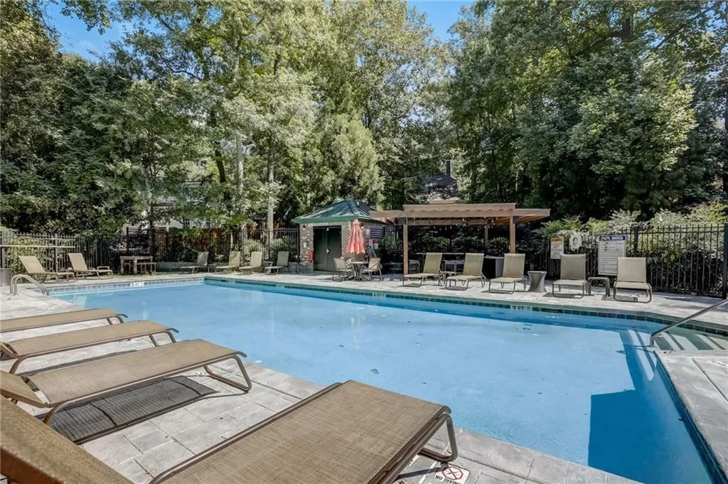 3235 Roswell Road Ne Unit 506, Atlanta, Georgia 30305, 3 Bedrooms Bedrooms, 0 ,3 BathroomsBathrooms,Residential,For Sale,3235 Roswell Road Ne Unit 506,7731025