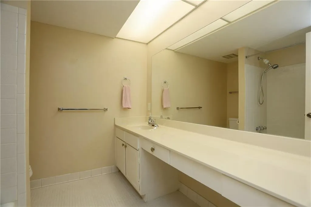 6851 Roswell Road Ne Unit Q17, Atlanta, Georgia 30328, 3 Bedrooms Bedrooms, ,2 BathroomsBathrooms,Residential,Sold,6851 Roswell Road Ne Unit Q17,5725005