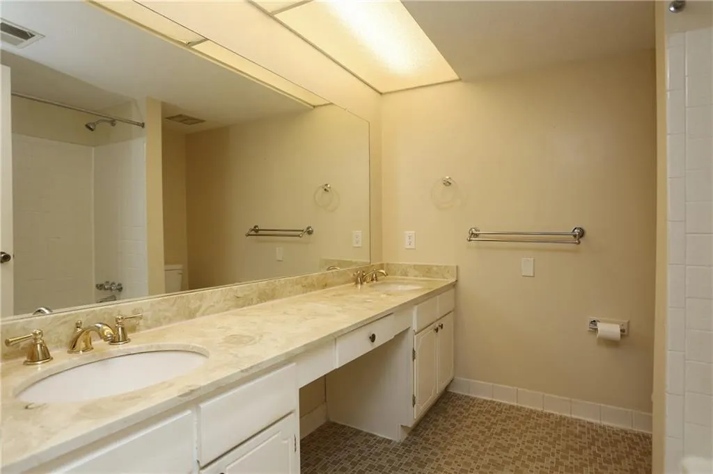 6851 Roswell Road Ne Unit Q17, Atlanta, Georgia 30328, 3 Bedrooms Bedrooms, ,2 BathroomsBathrooms,Residential,Sold,6851 Roswell Road Ne Unit Q17,5725005