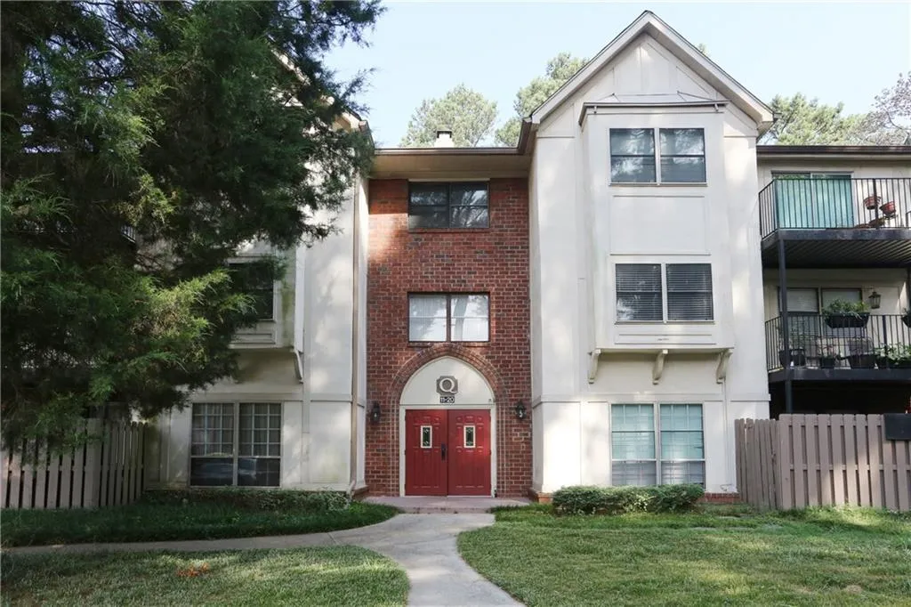 6851 Roswell Road Ne Unit Q17, Atlanta, Georgia 30328, 3 Bedrooms Bedrooms, ,2 BathroomsBathrooms,Residential,Sold,6851 Roswell Road Ne Unit Q17,5725005