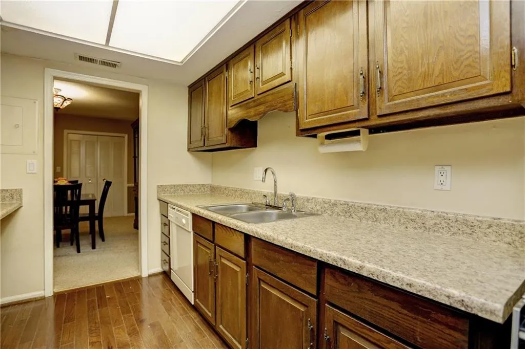 6851 Roswell Road Ne Unit Q17, Atlanta, Georgia 30328, 3 Bedrooms Bedrooms, ,2 BathroomsBathrooms,Residential,Sold,6851 Roswell Road Ne Unit Q17,5725005