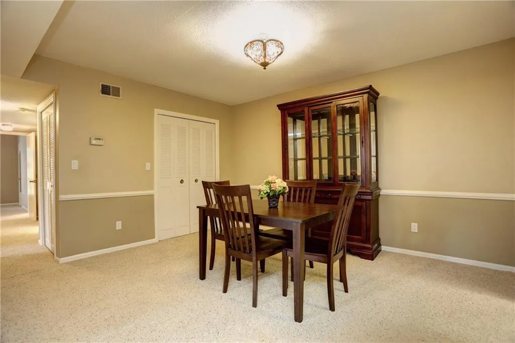 6851 Roswell Road Ne Unit Q17, Atlanta, Georgia 30328, 3 Bedrooms Bedrooms, ,2 BathroomsBathrooms,Residential,Sold,6851 Roswell Road Ne Unit Q17,5725005