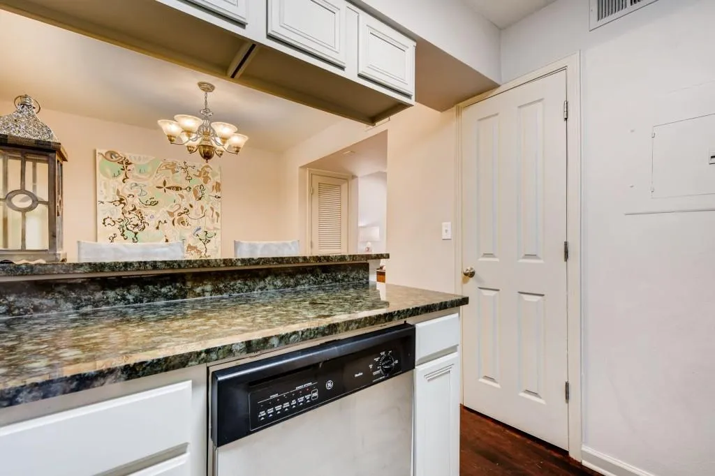 6940 Roswell Road Unit 21-d, Sandy Springs, Georgia 30328, 2 Bedrooms Bedrooms, ,1 BathroomBathrooms,Residential,Sold,6940 Roswell Road Unit 21-d,6553208