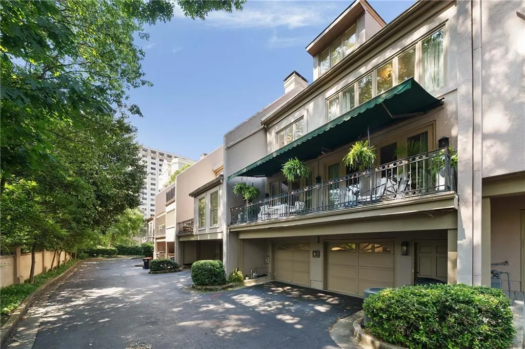 2525 Peachtree Road Ne Unit 25, Atlanta, Georgia 30305, 3 Bedrooms Bedrooms, ,4 BathroomsBathrooms,Residential,For Sale,2525 Peachtree Road Ne Unit 25,7634711