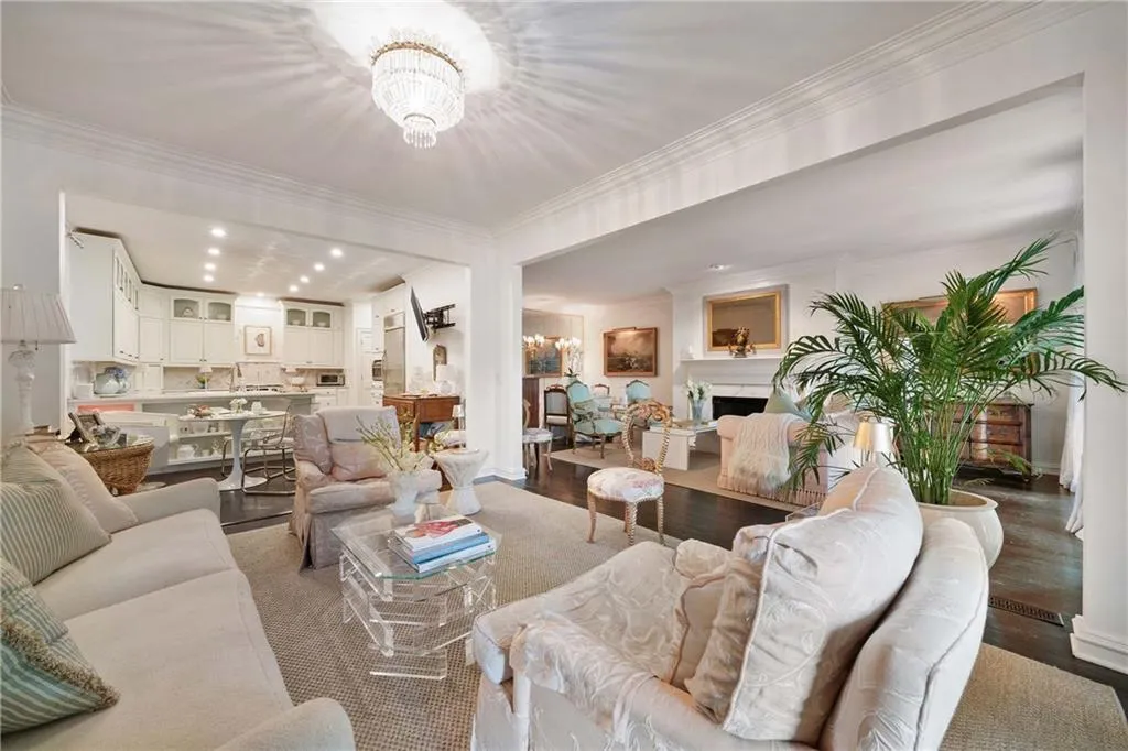 2525 Peachtree Road Ne Unit 25, Atlanta, Georgia 30305, 3 Bedrooms Bedrooms, ,4 BathroomsBathrooms,Residential,For Sale,2525 Peachtree Road Ne Unit 25,7634711