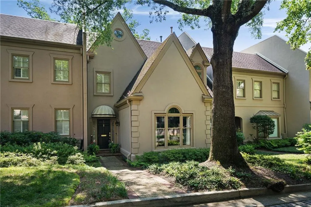 2525 Peachtree Road Ne Unit 25, Atlanta, Georgia 30305, 3 Bedrooms Bedrooms, ,4 BathroomsBathrooms,Residential,For Sale,2525 Peachtree Road Ne Unit 25,7634711