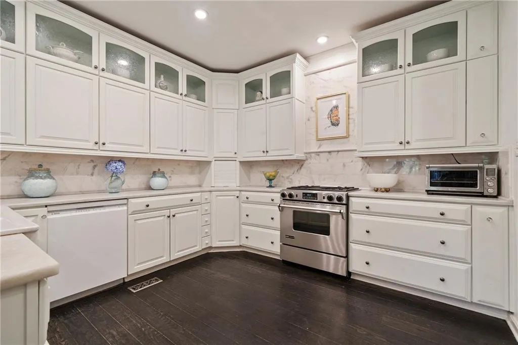 2525 Peachtree Road Ne Unit 25, Atlanta, Georgia 30305, 3 Bedrooms Bedrooms, ,4 BathroomsBathrooms,Residential,For Sale,2525 Peachtree Road Ne Unit 25,7634711