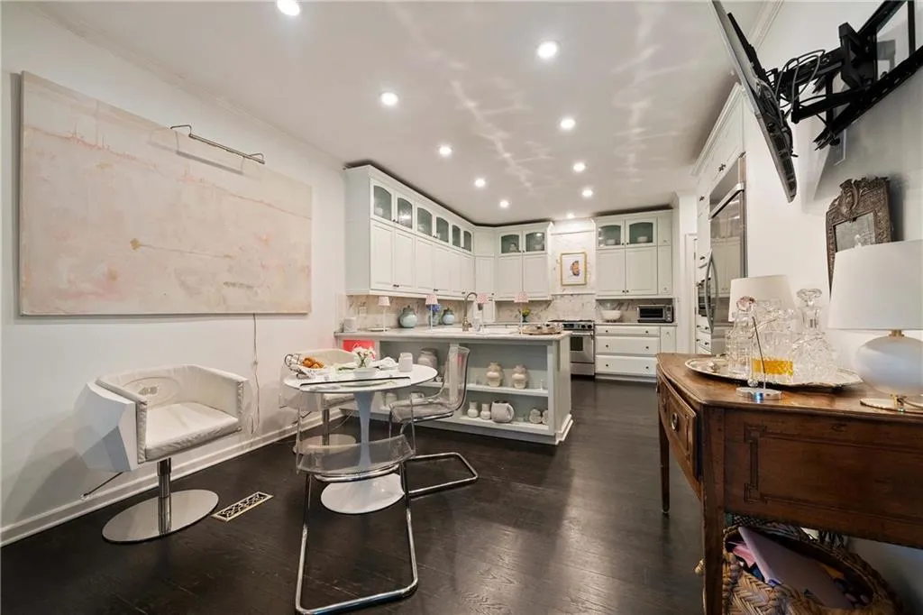 2525 Peachtree Road Ne Unit 25, Atlanta, Georgia 30305, 3 Bedrooms Bedrooms, ,4 BathroomsBathrooms,Residential,For Sale,2525 Peachtree Road Ne Unit 25,7634711