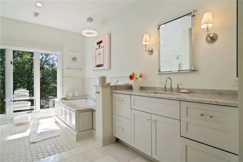 2525 Peachtree Road Ne Unit 25, Atlanta, Georgia 30305, 3 Bedrooms Bedrooms, ,4 BathroomsBathrooms,Residential,For Sale,2525 Peachtree Road Ne Unit 25,7634711