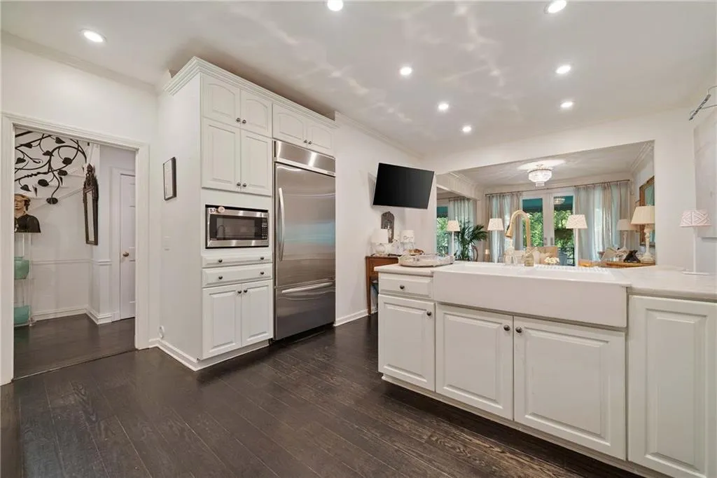 2525 Peachtree Road Ne Unit 25, Atlanta, Georgia 30305, 3 Bedrooms Bedrooms, ,4 BathroomsBathrooms,Residential,For Sale,2525 Peachtree Road Ne Unit 25,7634711