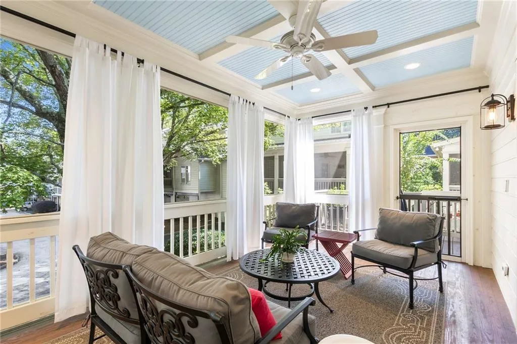 Stunning Screened in porch Stunning Screened in porch