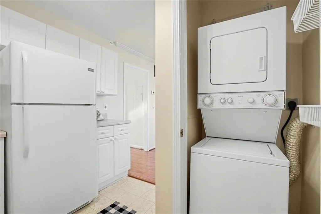 5375 Roswell Road Unit B1, Sandy Springs, Georgia 30342, 2 Bedrooms Bedrooms, ,1 BathroomBathrooms,Residential,For Sale,5375 Roswell Road Unit B1,7707357