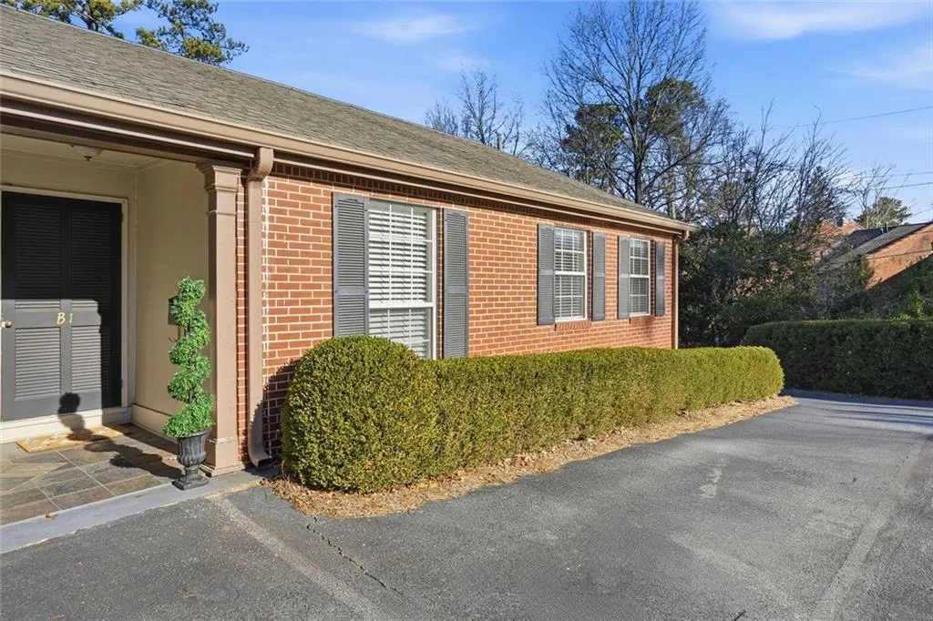 5375 Roswell Road Unit B1, Sandy Springs, Georgia 30342, 2 Bedrooms Bedrooms, ,1 BathroomBathrooms,Residential,For Sale,5375 Roswell Road Unit B1,7707357