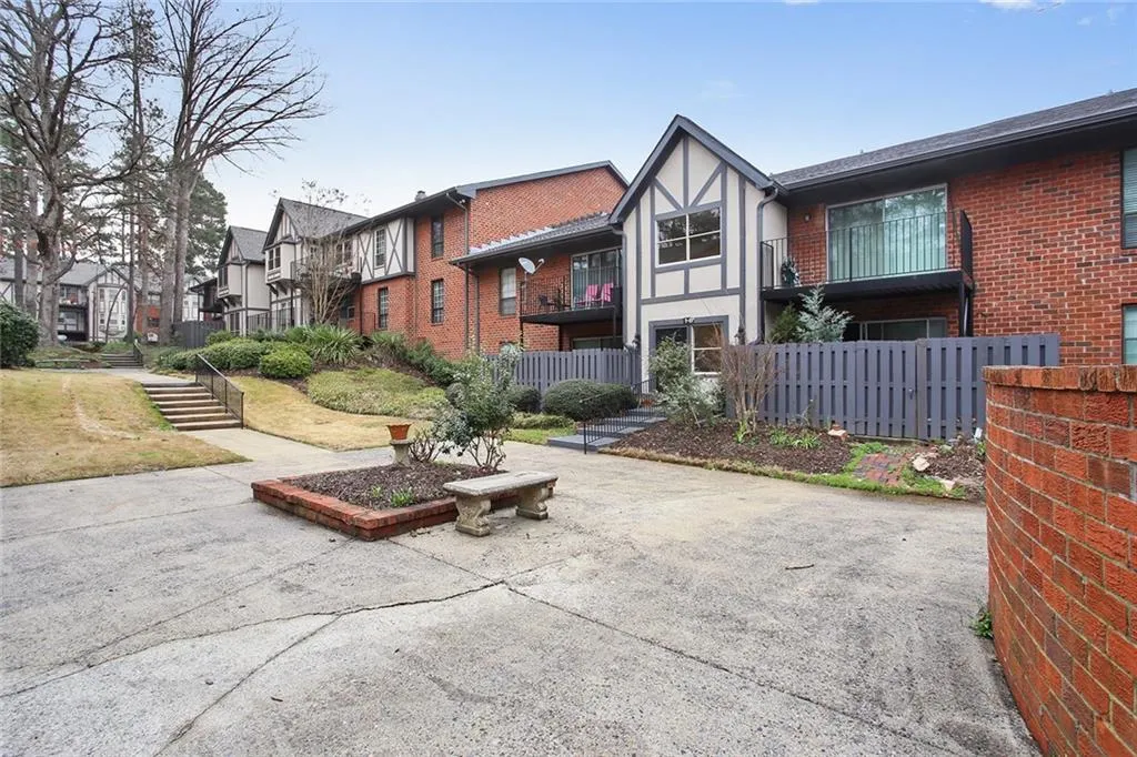 6851 Roswell Road Unit B14, Atlanta, Georgia 30328, 3 Bedrooms Bedrooms, ,2 BathroomsBathrooms,Residential,Sold,6851 Roswell Road Unit B14,6511697