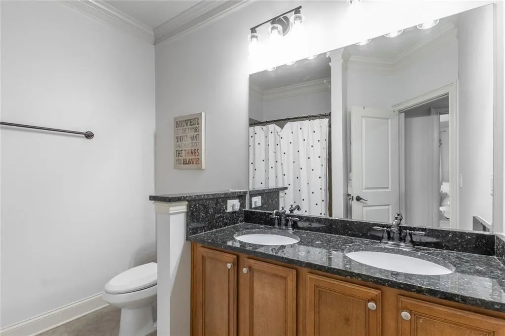 Upstairs full bath that services the two secondary bedrooms.